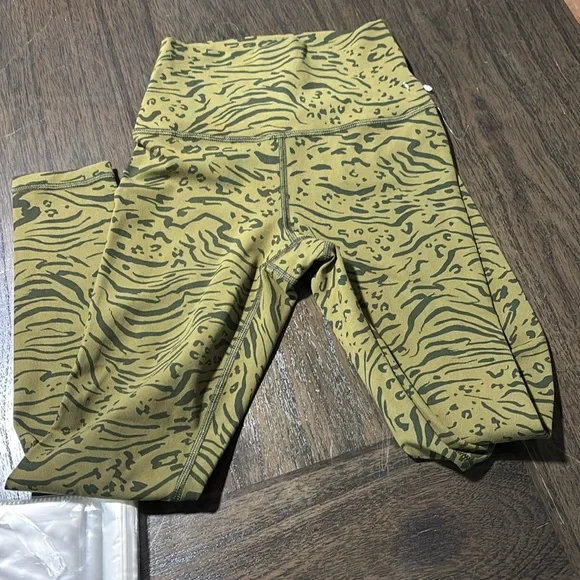 NWOT Athleta Transcend 7/8 Tight Animal Print Olive Green leggings - Picture 4 of 5